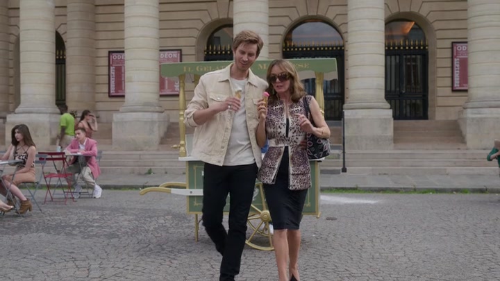 Emily_in_Paris_S02E08_WEBRip_x264-ION10_1082.jpg