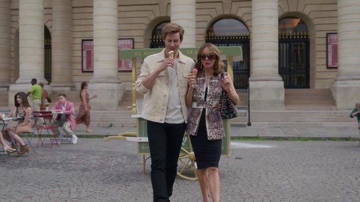 Emily_in_Paris_S02E08_WEBRip_x264-ION10_1083.jpg