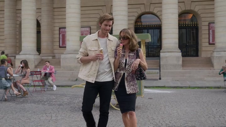 Emily_in_Paris_S02E08_WEBRip_x264-ION10_1086.jpg
