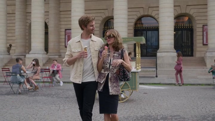 Emily_in_Paris_S02E08_WEBRip_x264-ION10_1089.jpg