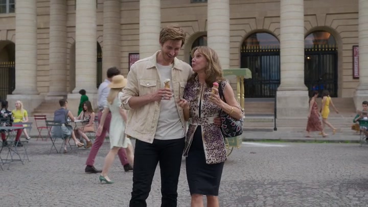 Emily_in_Paris_S02E08_WEBRip_x264-ION10_1094.jpg
