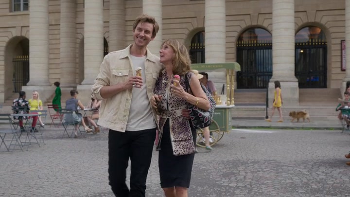 Emily_in_Paris_S02E08_WEBRip_x264-ION10_1097.jpg