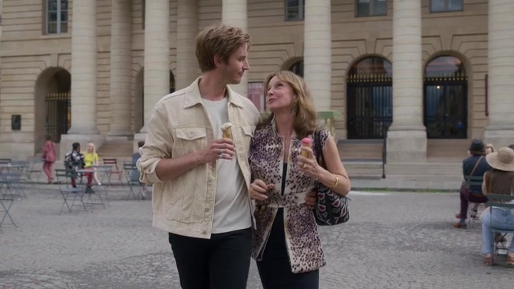 Emily_in_Paris_S02E08_WEBRip_x264-ION10_1106.jpg