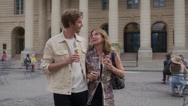 Emily_in_Paris_S02E08_WEBRip_x264-ION10_1108.jpg