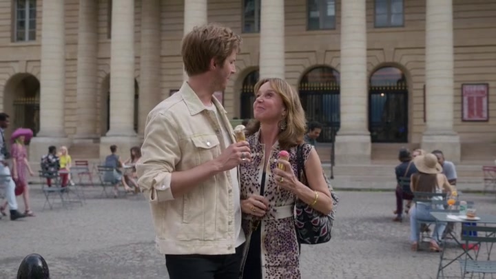 Emily_in_Paris_S02E08_WEBRip_x264-ION10_1111.jpg