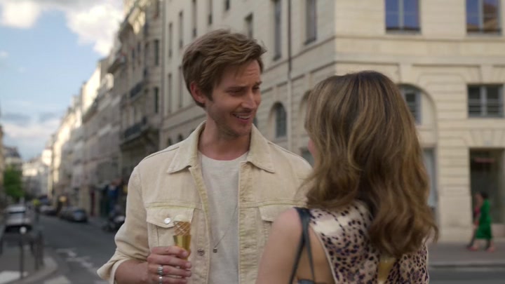 Emily_in_Paris_S02E08_WEBRip_x264-ION10_1112.jpg