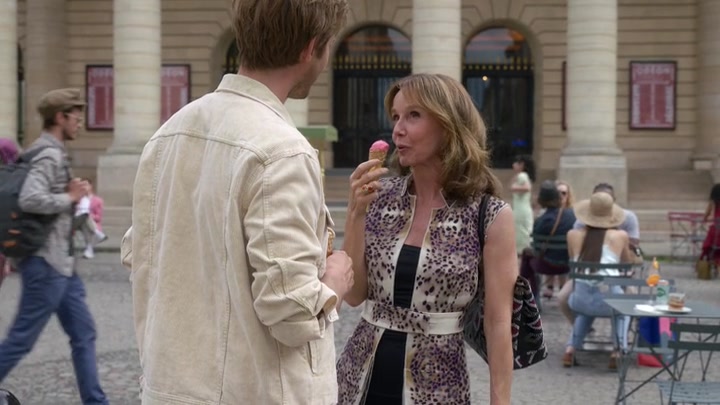 Emily_in_Paris_S02E08_WEBRip_x264-ION10_1120.jpg