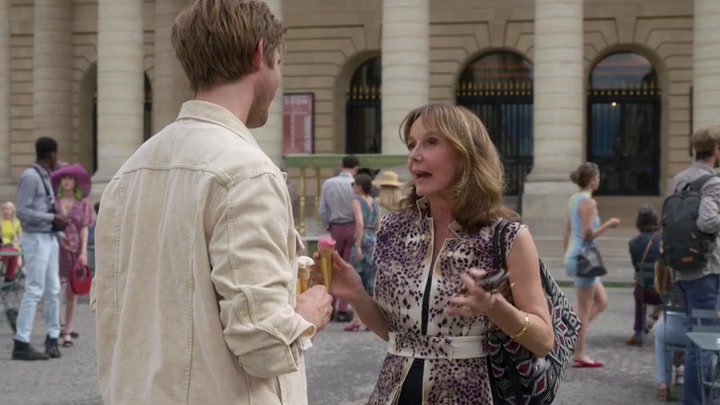Emily_in_Paris_S02E08_WEBRip_x264-ION10_1127.jpg