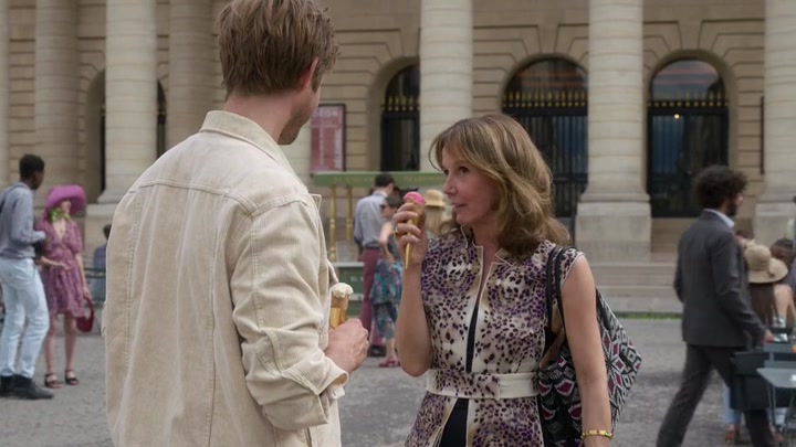 Emily_in_Paris_S02E08_WEBRip_x264-ION10_1129.jpg