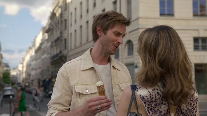 Emily_in_Paris_S02E08_WEBRip_x264-ION10_1131.jpg