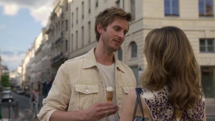 Emily_in_Paris_S02E08_WEBRip_x264-ION10_1133.jpg