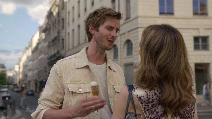 Emily_in_Paris_S02E08_WEBRip_x264-ION10_1137.jpg