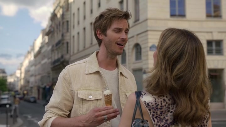 Emily_in_Paris_S02E08_WEBRip_x264-ION10_1139.jpg