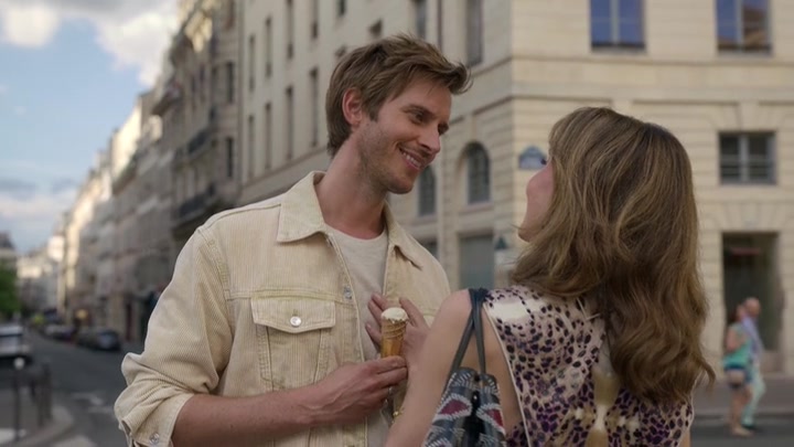 Emily_in_Paris_S02E08_WEBRip_x264-ION10_1148.jpg