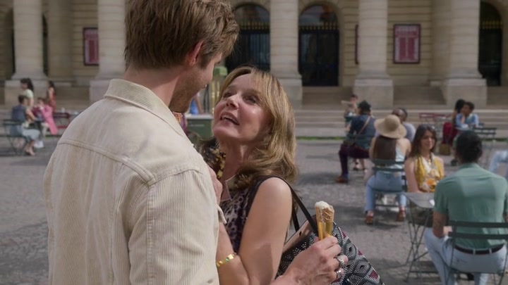 Emily_in_Paris_S02E08_WEBRip_x264-ION10_1160.jpg