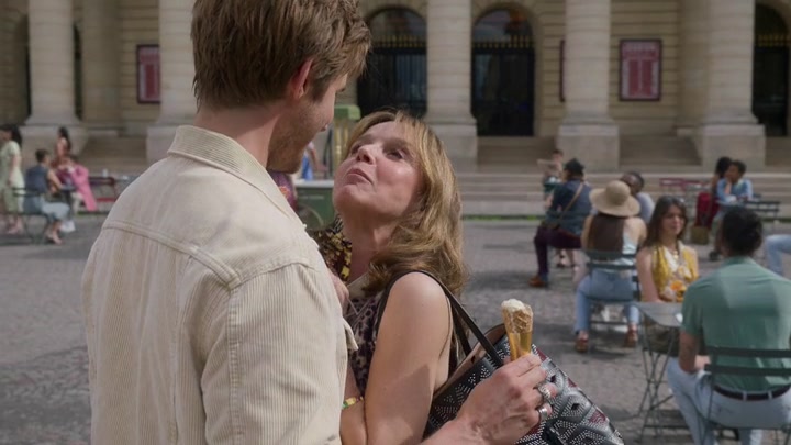 Emily_in_Paris_S02E08_WEBRip_x264-ION10_1161.jpg