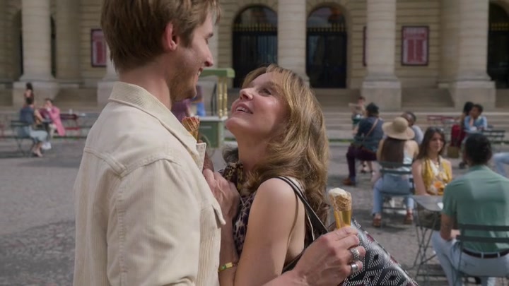 Emily_in_Paris_S02E08_WEBRip_x264-ION10_1162.jpg