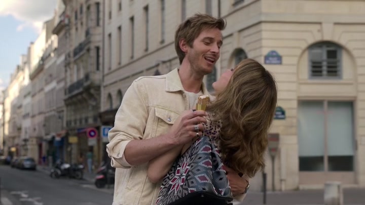 Emily_in_Paris_S02E08_WEBRip_x264-ION10_1165.jpg
