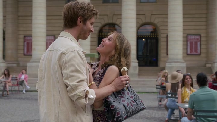 Emily_in_Paris_S02E08_WEBRip_x264-ION10_1169.jpg