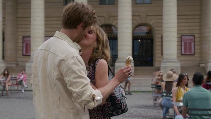 Emily_in_Paris_S02E08_WEBRip_x264-ION10_1173.jpg