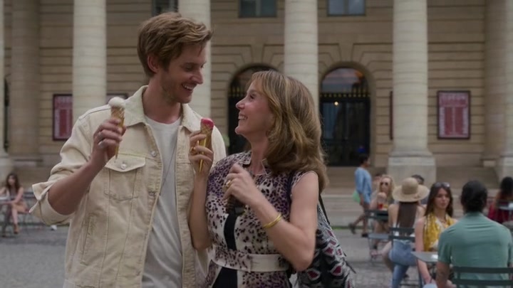 Emily_in_Paris_S02E08_WEBRip_x264-ION10_1175.jpg