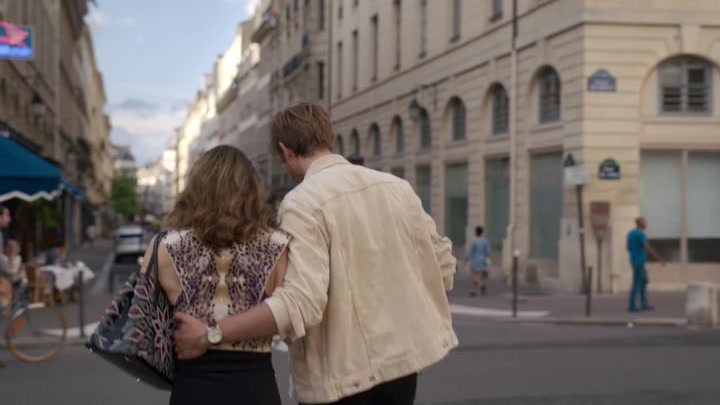 Emily_in_Paris_S02E08_WEBRip_x264-ION10_1179.jpg