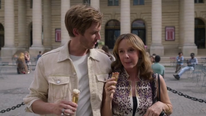 Emily_in_Paris_S02E08_WEBRip_x264-ION10_1181.jpg