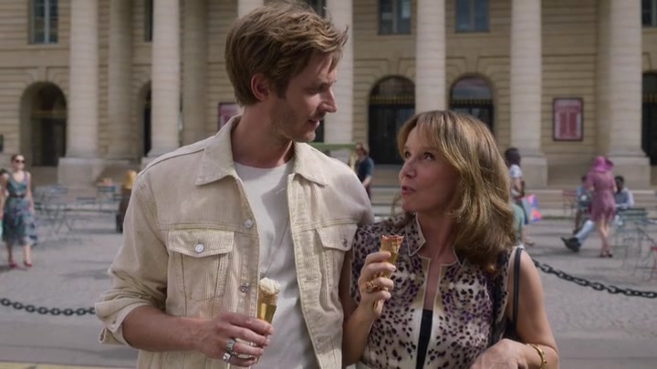 Emily_in_Paris_S02E08_WEBRip_x264-ION10_1185.jpg