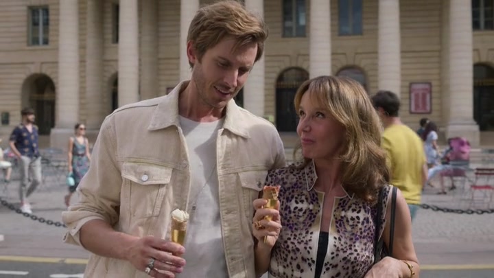 Emily_in_Paris_S02E08_WEBRip_x264-ION10_1188.jpg
