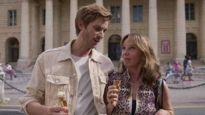 Emily_in_Paris_S02E08_WEBRip_x264-ION10_1191.jpg