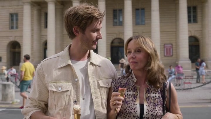 Emily_in_Paris_S02E08_WEBRip_x264-ION10_1193.jpg
