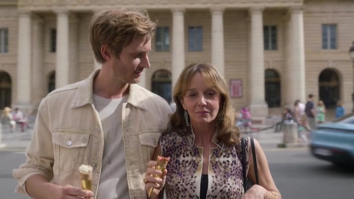 Emily_in_Paris_S02E08_WEBRip_x264-ION10_1203.jpg