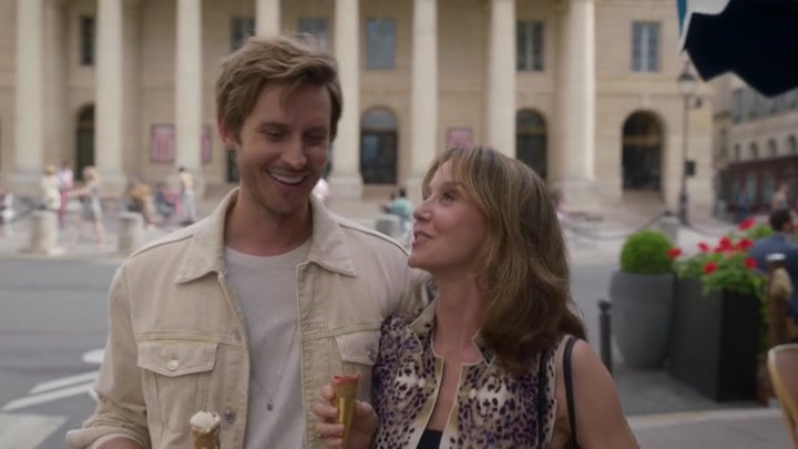 Emily_in_Paris_S02E08_WEBRip_x264-ION10_1215.jpg