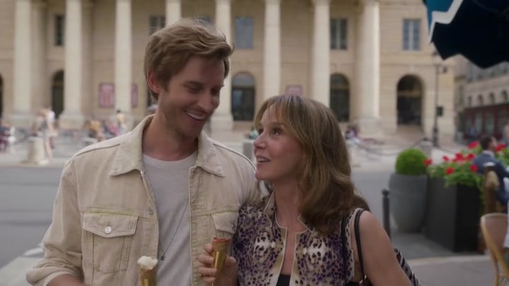 Emily_in_Paris_S02E08_WEBRip_x264-ION10_1216.jpg