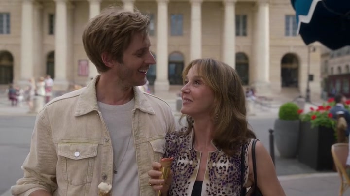 Emily_in_Paris_S02E08_WEBRip_x264-ION10_1217.jpg