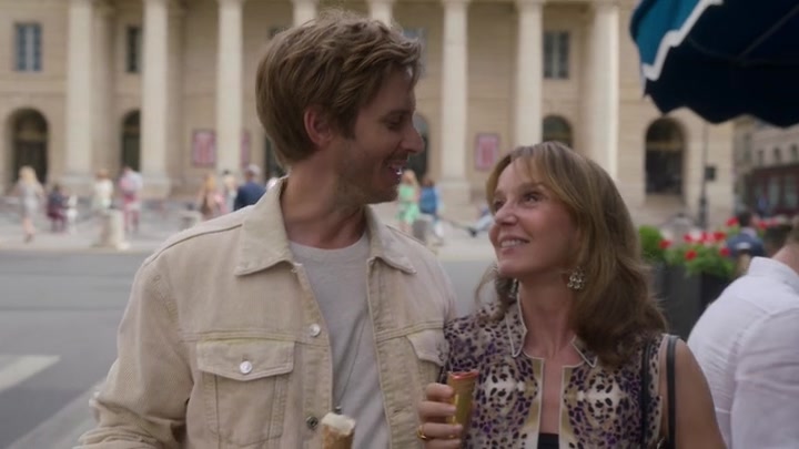 Emily_in_Paris_S02E08_WEBRip_x264-ION10_1220.jpg