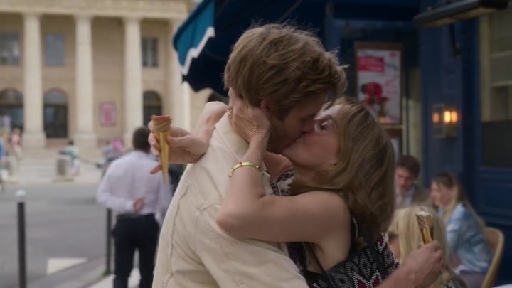 Emily_in_Paris_S02E08_WEBRip_x264-ION10_1228.jpg