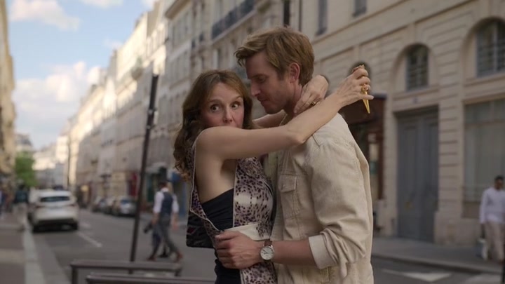 Emily_in_Paris_S02E08_WEBRip_x264-ION10_1239.jpg
