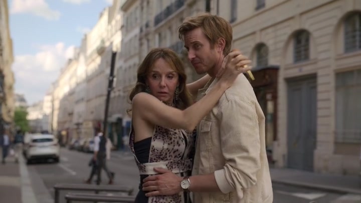 Emily_in_Paris_S02E08_WEBRip_x264-ION10_1240.jpg