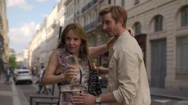 Emily_in_Paris_S02E08_WEBRip_x264-ION10_1241.jpg