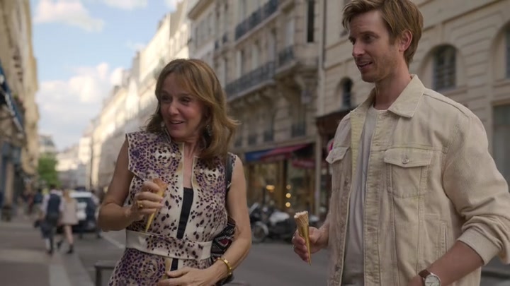 Emily_in_Paris_S02E08_WEBRip_x264-ION10_1245.jpg