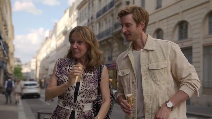 Emily_in_Paris_S02E08_WEBRip_x264-ION10_1247.jpg