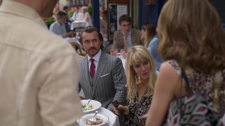 Emily_in_Paris_S02E08_WEBRip_x264-ION10_1251.jpg