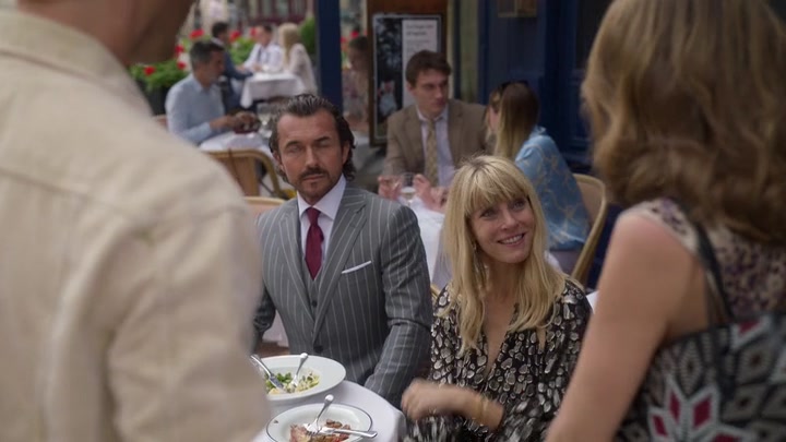 Emily_in_Paris_S02E08_WEBRip_x264-ION10_1252.jpg
