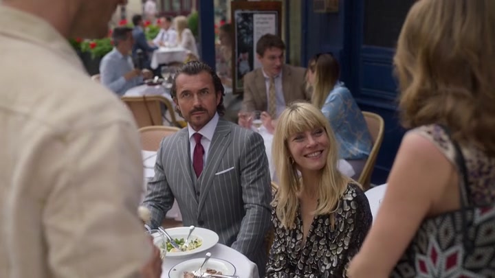 Emily_in_Paris_S02E08_WEBRip_x264-ION10_1253.jpg
