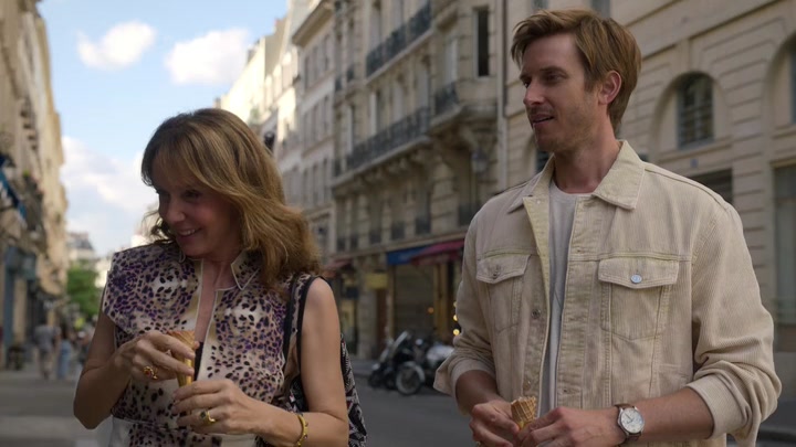Emily_in_Paris_S02E08_WEBRip_x264-ION10_1255.jpg