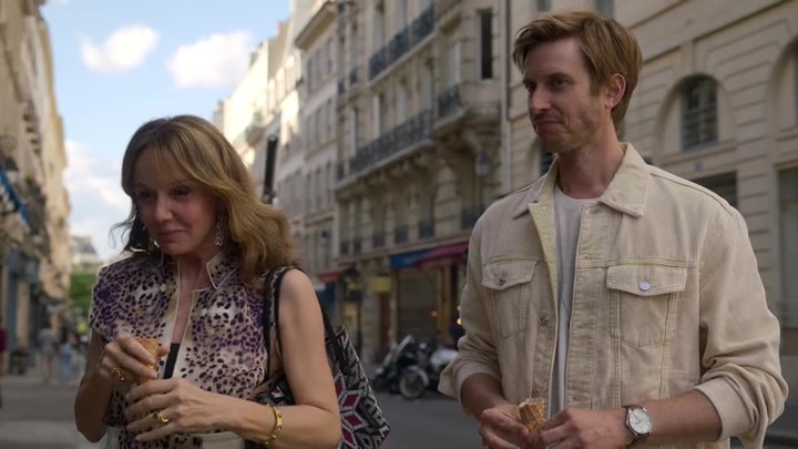 Emily_in_Paris_S02E08_WEBRip_x264-ION10_1256.jpg
