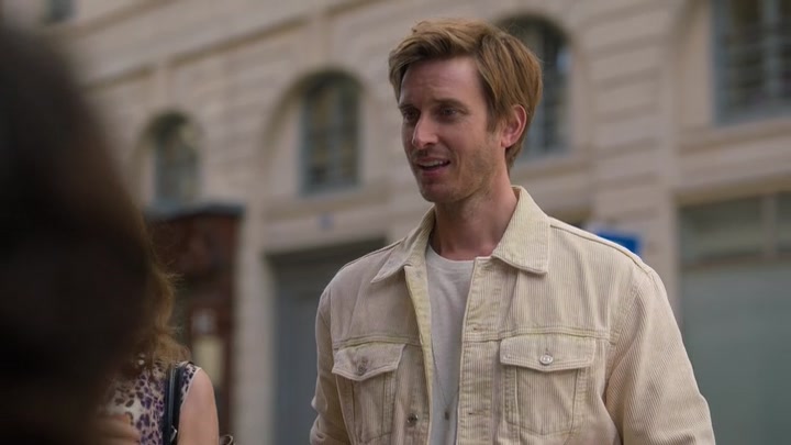 Emily_in_Paris_S02E08_WEBRip_x264-ION10_1262.jpg