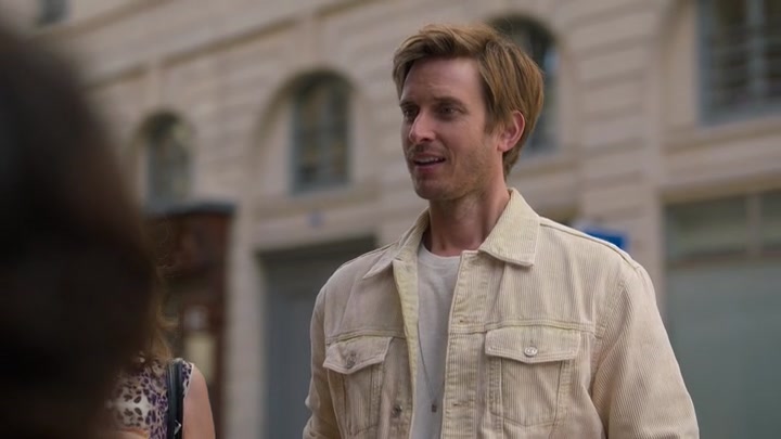 Emily_in_Paris_S02E08_WEBRip_x264-ION10_1263.jpg