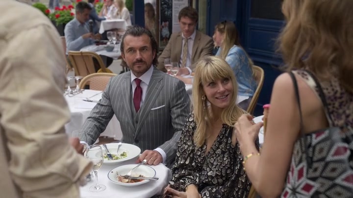 Emily_in_Paris_S02E08_WEBRip_x264-ION10_1265.jpg